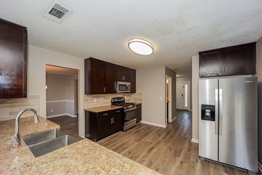 Building Photo - 1103 Village Oaks