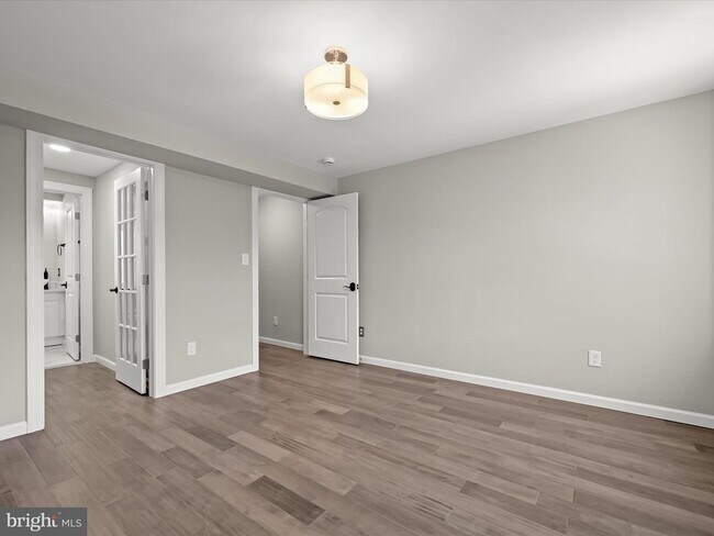 Building Photo - 1015 S Kenwood Ave