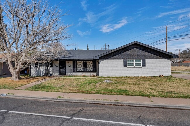 Building Photo - 1300 Bonham Ave