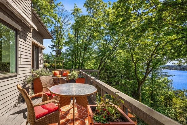 Building Photo - Luxury Mercer Island Retreat | Lake Views & Minutes to Seattle!!!