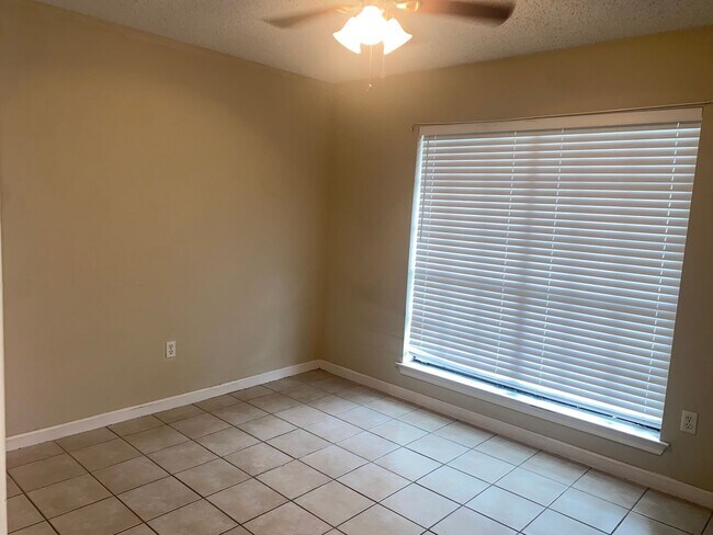 Building Photo - 1134-1136 Willow Creek Dr