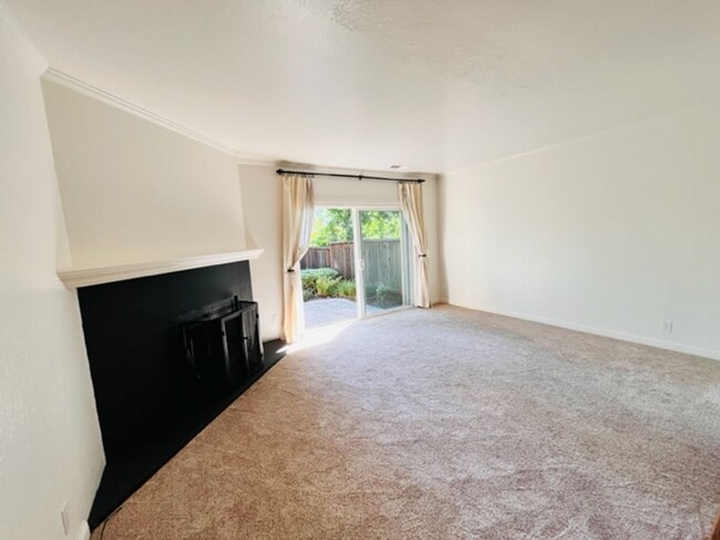 Building Photo - Move-in Ready 2BD/2.5BA Townhome in Westsi...