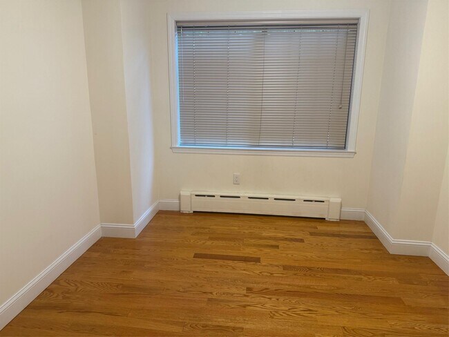 Building Photo - 1357 Kew Ave