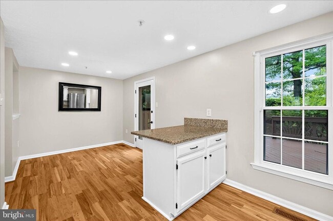 Building Photo - Beautiful End Unit Townhome in Bluffs At Deep Creek!