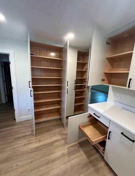 Lots of kitchen storage - 1415 S Oak St