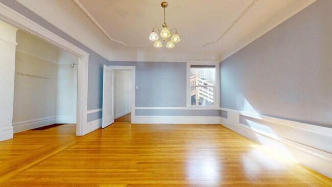 Building Photo - SPACIOUS  2BR + 1 BA WITH BONUS SUNROOM AND IN- UNIT LAUNDRY IN THE RICHMOND.