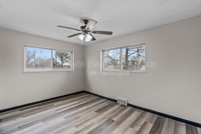 Building Photo - 5150 Wallingford Dr