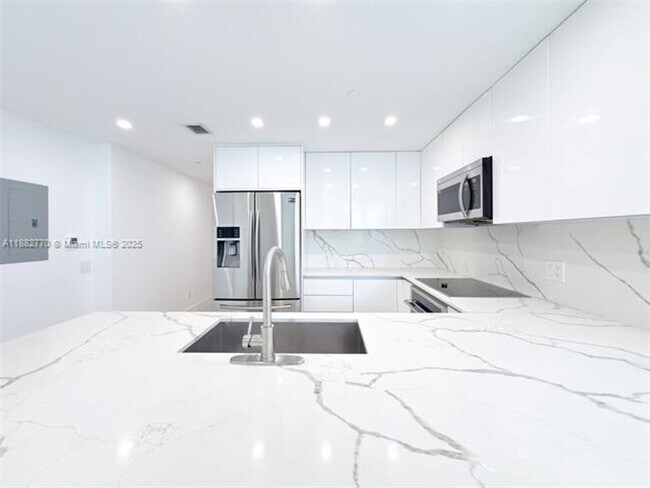Building Photo - 1300 Brickell Bay Dr