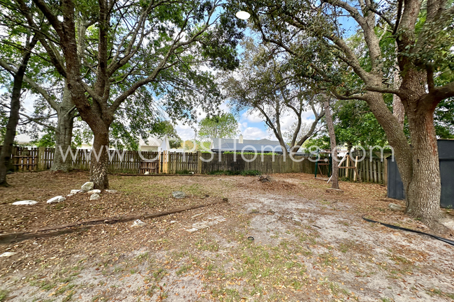 Building Photo - Charming Home on a Cul-de-Sac