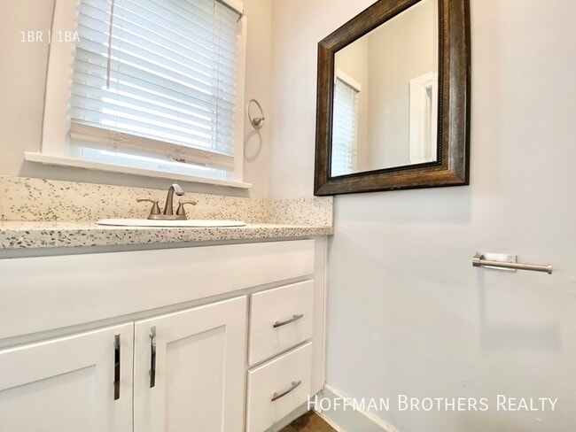 Building Photo - 1836 N Wilton Pl