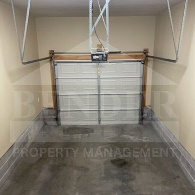 Building Photo - Duplex with garage
