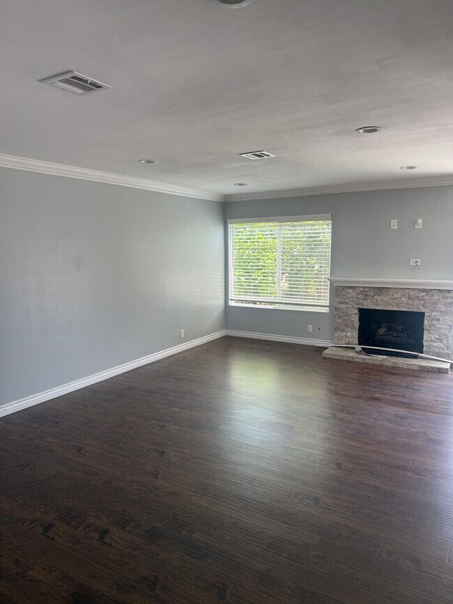 Building Photo - AWESOME 4 BEDROOM 3 BATH HOME