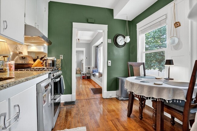 Building Photo - Great 3 Bedroom & 2 Full Baths In GREAT So...