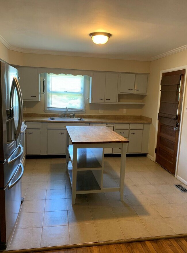 Building Photo - AVAILABLE MID-JUNE!