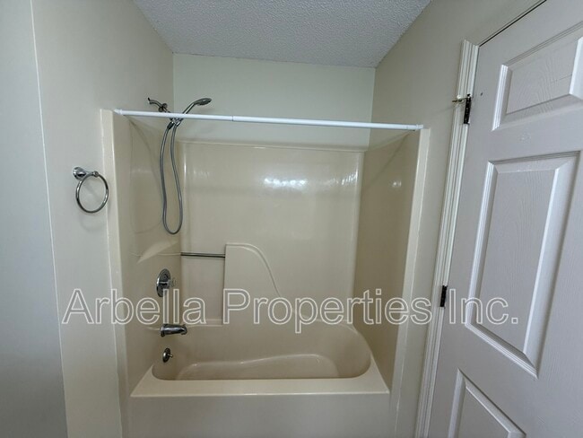 Building Photo - 117 Rowe Ln