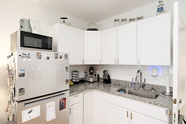 Building Photo - Updated Fry's Spring Apartment Near UVA