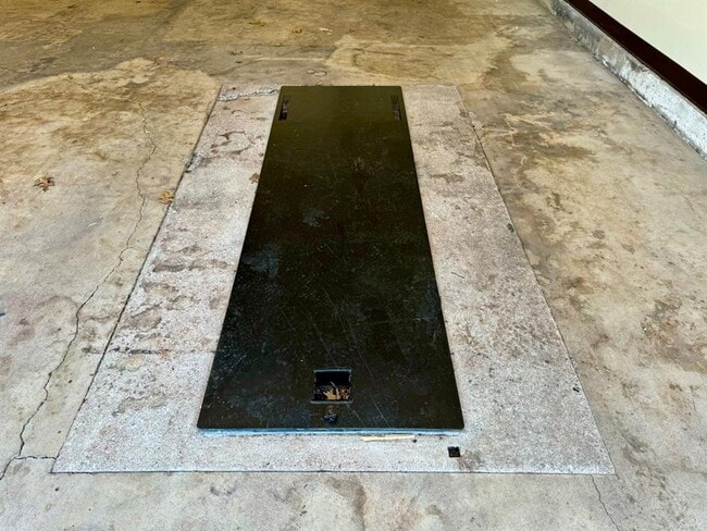 Building Photo - 308 N Lockeport Dr