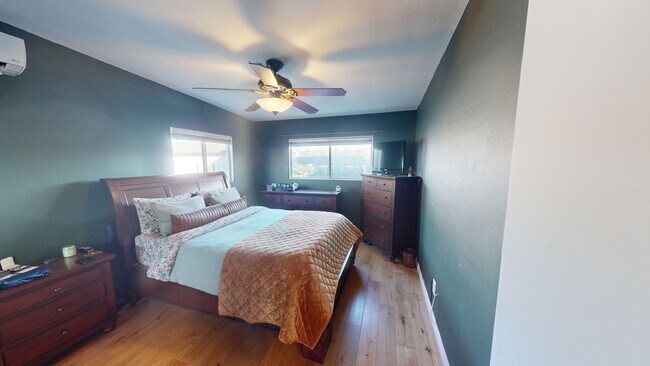 Building Photo - Charming 2-Bedroom Home with Mini Golf Course, Spacious Yard, and Ample Parking