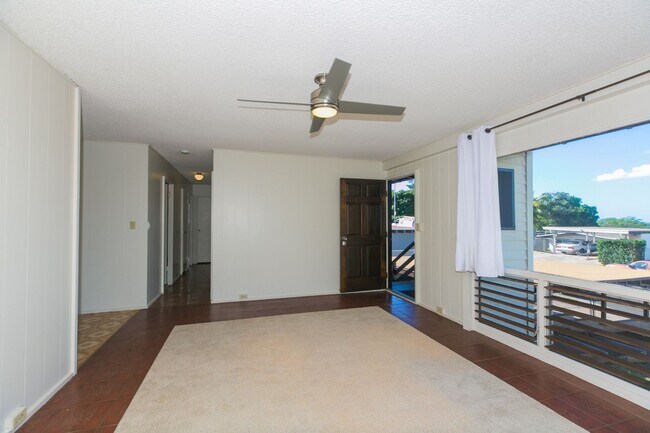 Building Photo - Amazing views, spacious floorplan, bonus f...