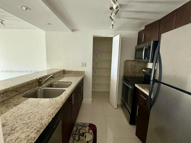 Building Photo - 850 N Miami Ave