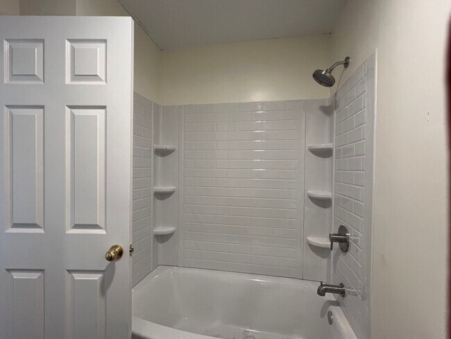 Building Photo - 3 bedroom / 2 bath + den located in Jonesborough