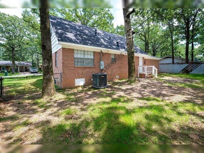 Building Photo - 6205 Chippewa Dr