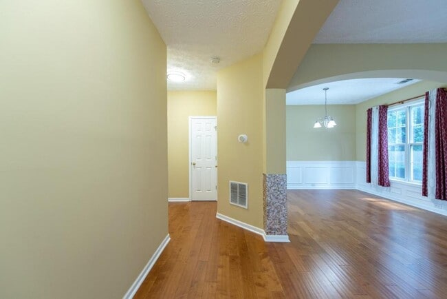 Building Photo - 2227 Longmont Dr