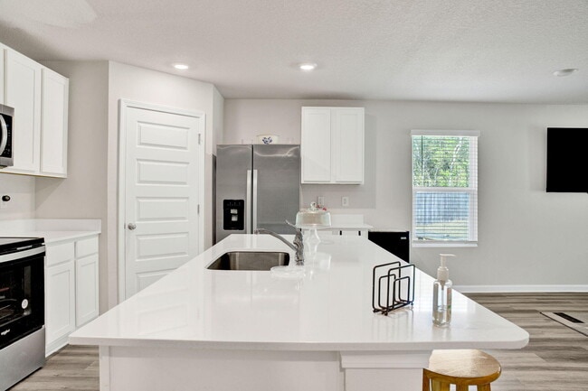 Building Photo - 535 Mary Lou Way