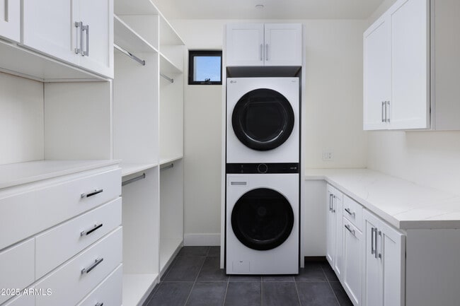 Building Photo - 6718 E San Juan Ave