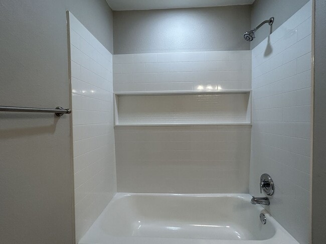 Building Photo - Minutes from Downtown Rogers – 2 Bed Apart...