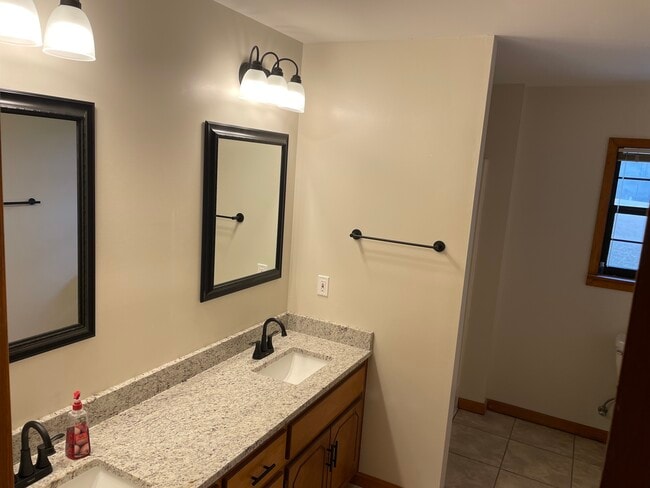 Building Photo - 430 Co Rd 445