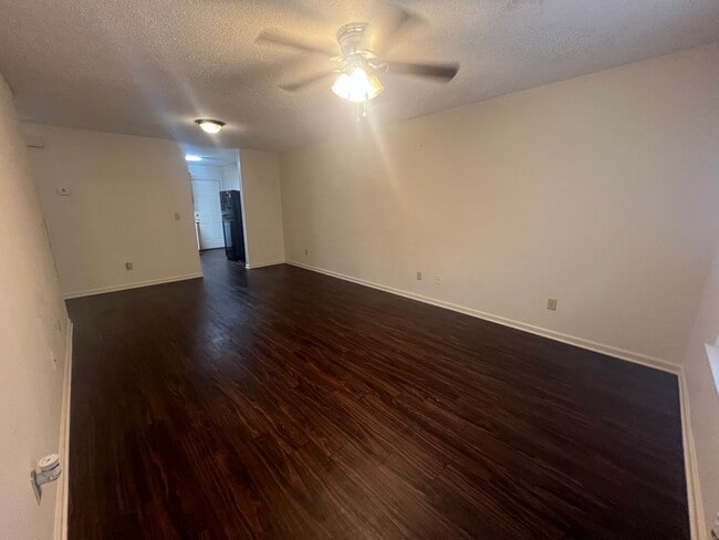 Building Photo - 2/1 Duplex in Northport