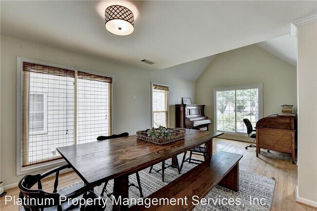 Building Photo - 4 br, 3.5 bath House - 3710 Palisade Park Dr