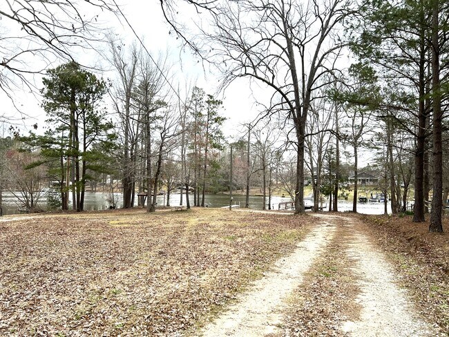 Building Photo - 102 Stillwater Dr