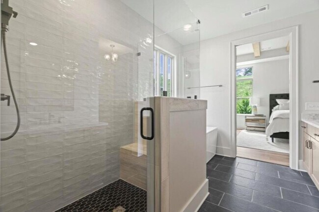 Building Photo - Luxurious 5 Bedroom, 3 Bathroom Home in Mc...