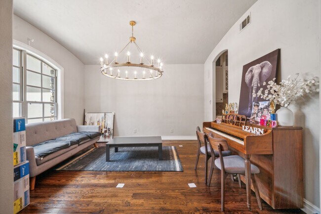 Building Photo - Stunning 5 bedroom 4.5 bath in Stonebrooke Glenn