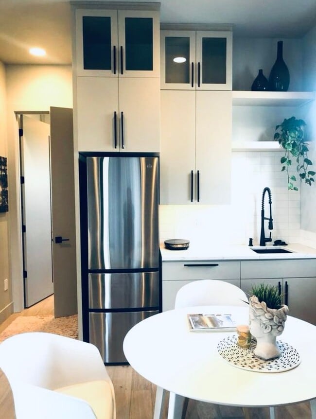 Building Photo - MOVE IN SPECIAL! One bedroom apartment on Bend's SW side. End Unit