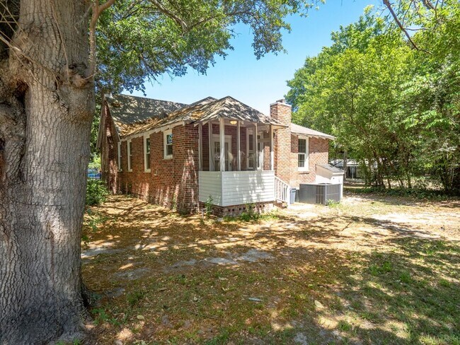 Building Photo - Oversized Renovated Downtown Cottage