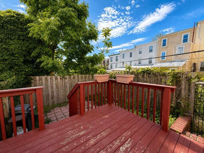 Building Photo - Charming Manayunk Rowhome with Private Yard & Front Porch Near Main Street