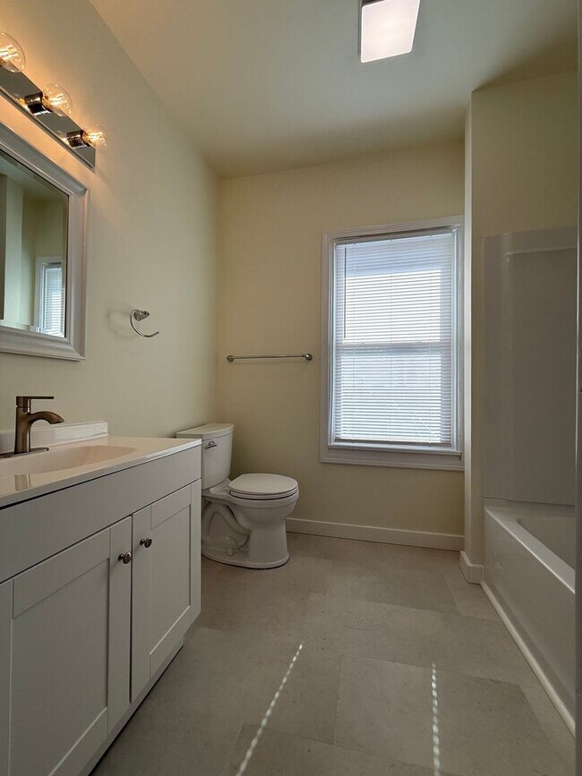 Building Photo - Updated 3BR 1.5 bath house with office/ of...