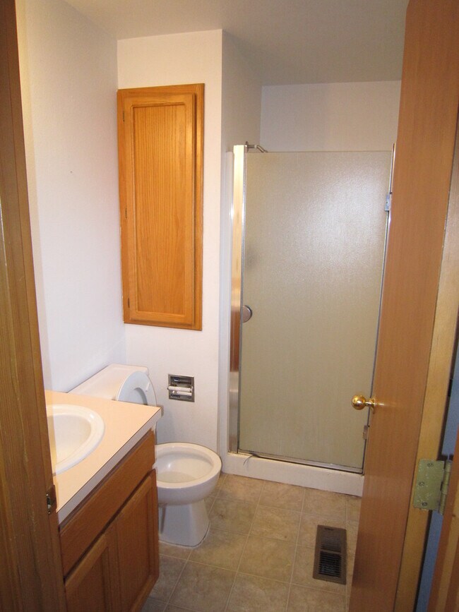 Building Photo - Three Bedroom in South Salem