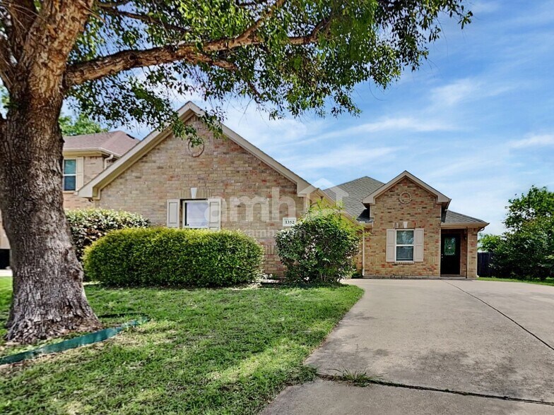 Primary Photo - 1352 N Cozumel St