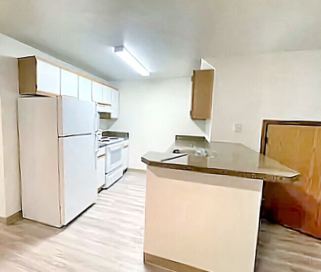 Building Photo - Charming 2 bedroom 1 bath townhome available!