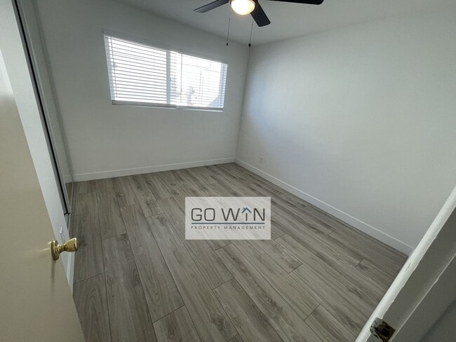 Building Photo - 4 Bed/ 2 Bath - House With Backyard!