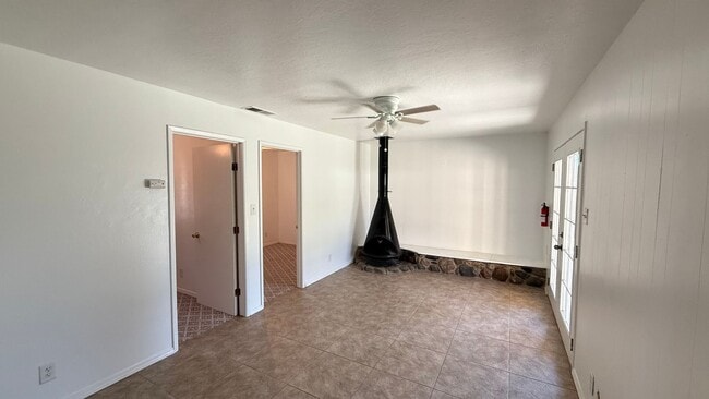 Building Photo - Must-See!!!  5-Bedroom Family Home with Large Yard & Prime Location in Visalia