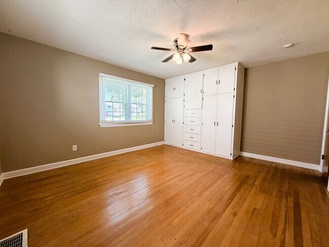 Building Photo - 217 Kewanna Dr