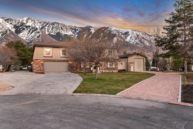 Building Photo - Beautiful 5-Bedroom Home in Sandy!