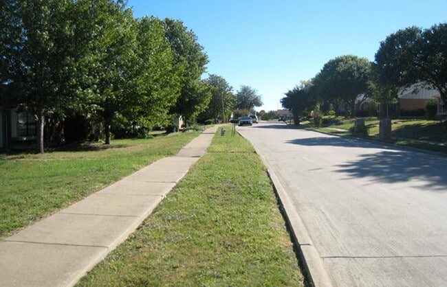 Building Photo - 2406 High Hollow Dr