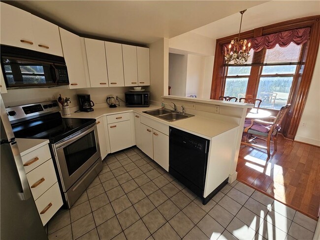 Building Photo - 364 BELLEVUE Avenue UNIT W S