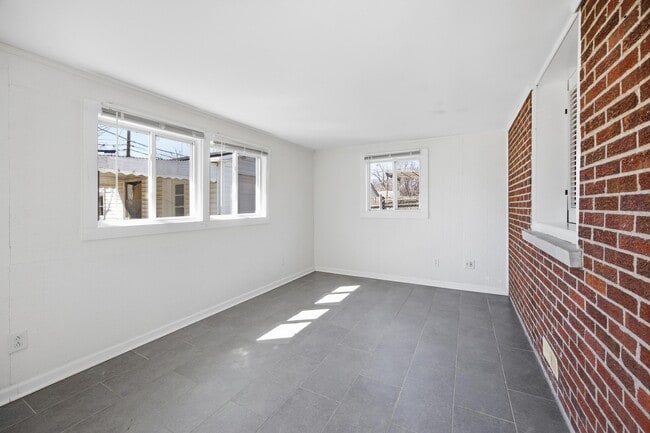 Building Photo - 2147 Palms Dr